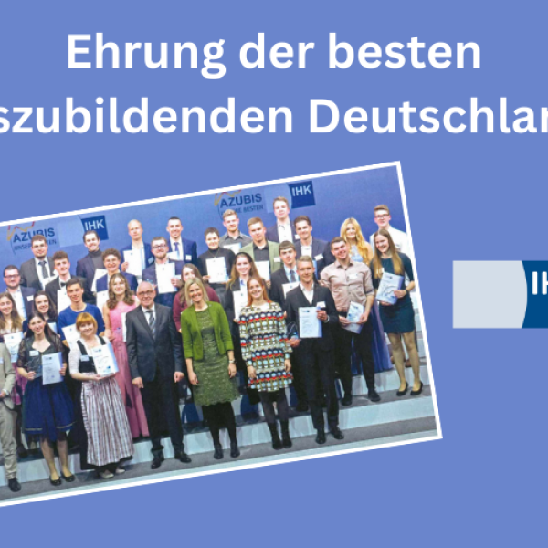 Ein Gruppenfoto zeigt Bayerns Top-Azubis im Bereich der Industrie- und Handelskammern bei der Auszeichnung durch die DIHK auf der Bühne in Berlin. Darüber steht „Ehrung der besten Auszubildenden Deutschlands“.