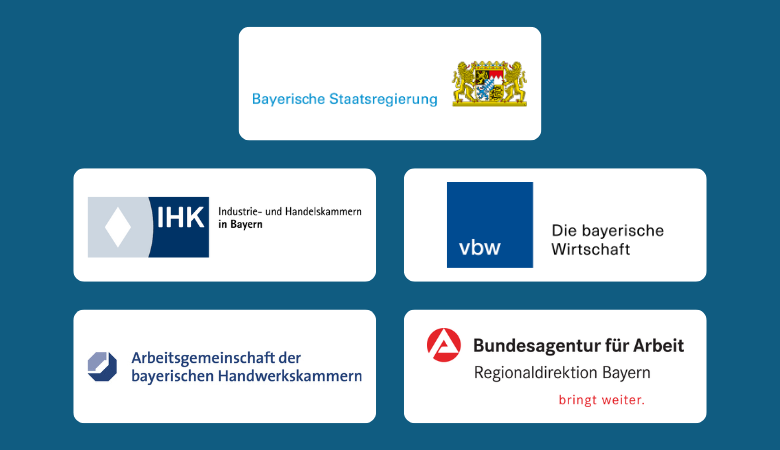 Die Logos der Allianzpartner: Die Bayerische Staatsregierung, die bayerische Wirtschaft, die Arbeitsgemeinschaft der bayerischen Handelskammern, die bayerischen Industrie- und Handelskammern und die Bundesagentur für Arbeit, Regionaldirektion Bayern.