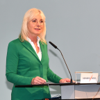 Arbeitsministerin Ulrike Scharf steht auf einer Bühne an einem Redepult der Nürnberg Messe und eröffnet die Messe BERUFSBILDUNG 2022 offiziell.