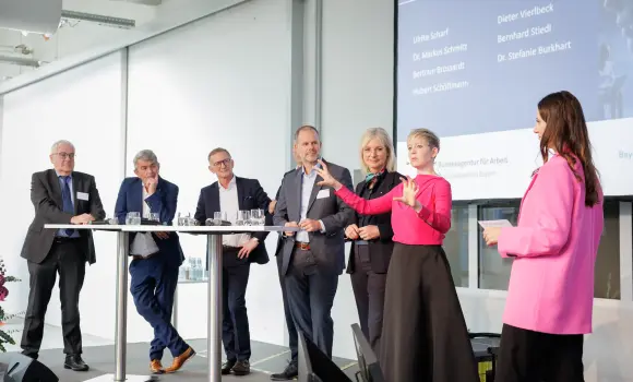 Die Podiumsdiskussion über die Zukunft der KI in der beruflichen Bildung mit den beiden Gastgebern, Frau Staatsministerin Ulrike Scharf und Herrn Dr. Markus Schmitz, führenden Vertretern der bayerischen Wirtschaftsverbände und der Arbeitnehmervertretung sowie der Keynotespeakerin.