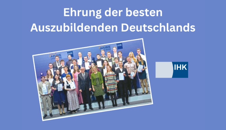 Ein Gruppenfoto zeigt Bayerns Top-Azubis im Bereich der Industrie- und Handelskammern bei der Auszeichnung durch die DIHK auf der Bühne in Berlin. Darüber steht „Ehrung der besten Auszubildenden Deutschlands“.