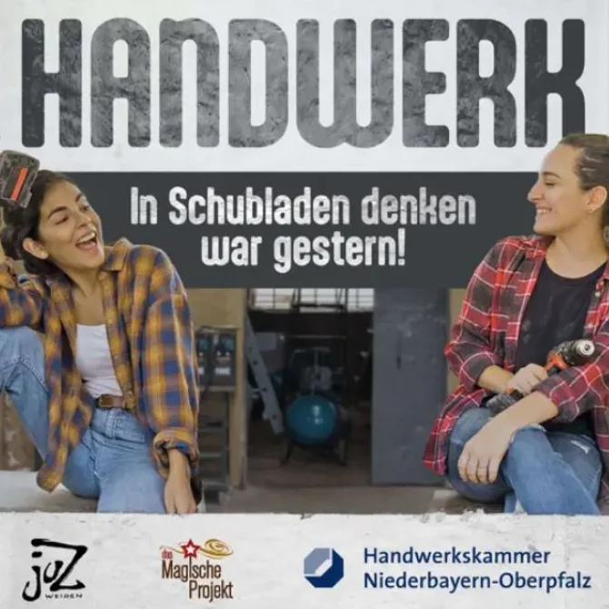 Zwei junge Frauen lachen sich an. Beide halten eine Bohrmaschine in der Hand. Zwischen ihnen steht der Podcast-Titel „Handwerk – In Schubladen denken war gestern!“