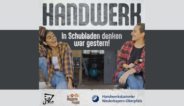 Zwei junge Frauen lachen sich an. Beide halten eine Bohrmaschine in der Hand. Zwischen ihnen steht der Podcast-Titel „Handwerk – In Schubladen denken war gestern!“