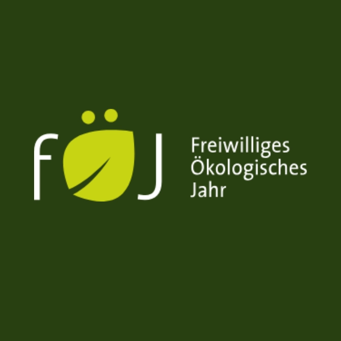 Helles Log auf dunkelgrünem Hintergrund. Das Logo besteht aus dem Wort "FÖJ", wobei das ö als Blatt dargestellt wird. Daneben steht: Freiwiliges, Ökologisches Jahr