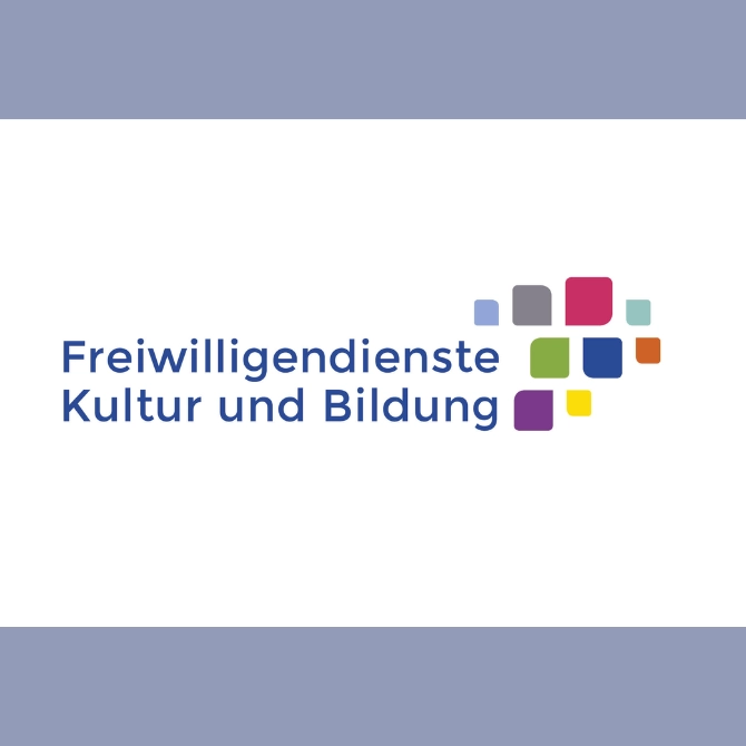 Das Logo ziert den Schriftzug: Freiwilligendienste Kultur und Bildung. Daneben ist sind verschieden große, abgerundete, bunte Quadrate zu sehen