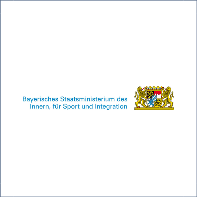 Links steht Bayerisches Staatsministerium des Innern, für Sport und Integration. Daneben das bayrische Wappen.