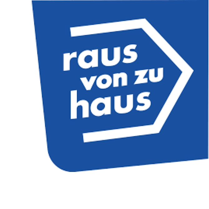 In der rechten, oberen Ecke des Bildes ragt das Logo von rausvonzuhaus heraus. Der Schriftzug ist in einem auf die Seite gedrehtes Haus platziert, das gleichzeitig einen Pfeil darstellt.